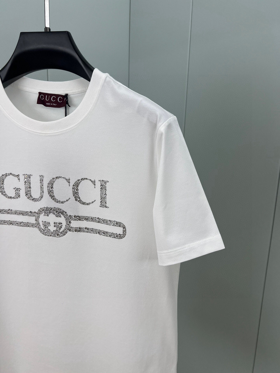  
Gucci 25春夏新品缀饰GUCCI互扣式双G水晶图案短袖T恤，采用定制80支双股丝光棉面料；黑色