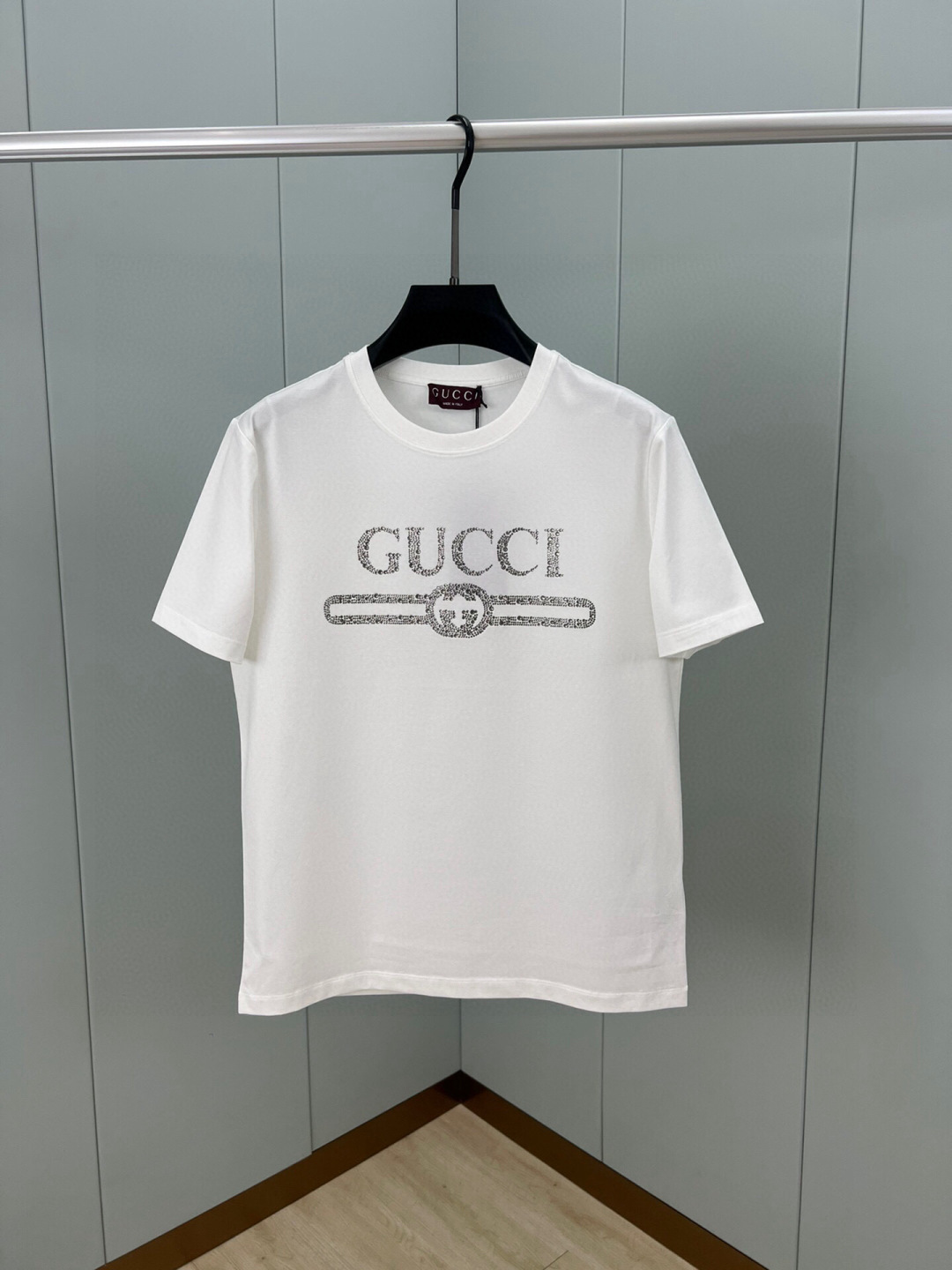  
Gucci 25春夏新品缀饰GUCCI互扣式双G水晶图案短袖T恤，采用定制80支双股丝光棉面料；黑色