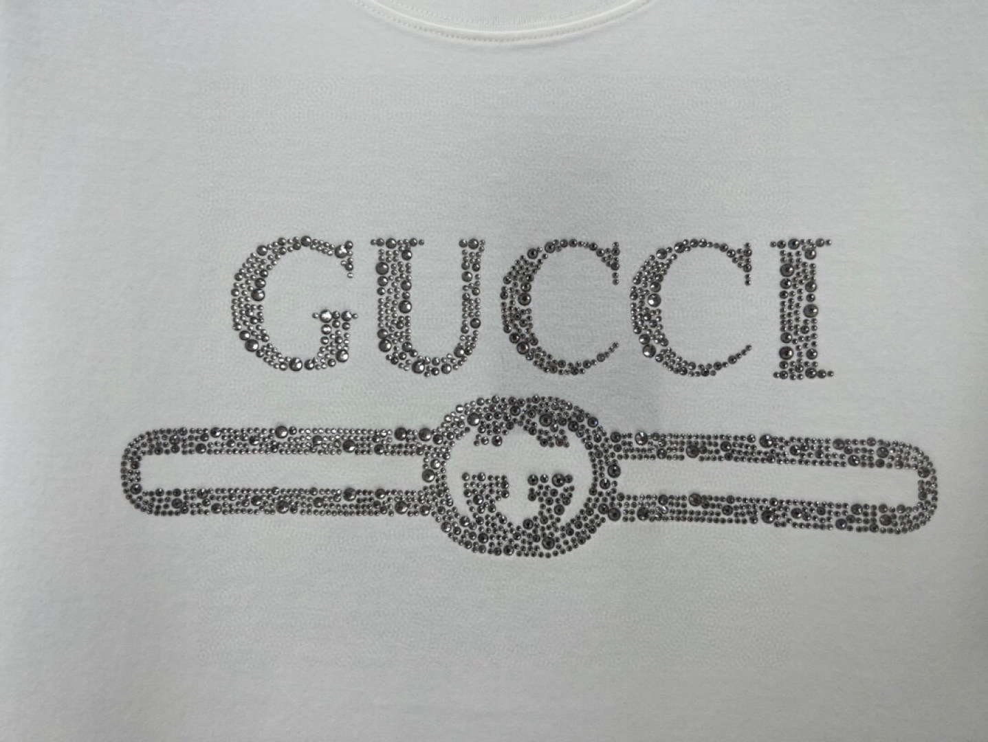  
Gucci 25春夏新品缀饰GUCCI互扣式双G水晶图案短袖T恤，采用定制80支双股丝光棉面料；黑色