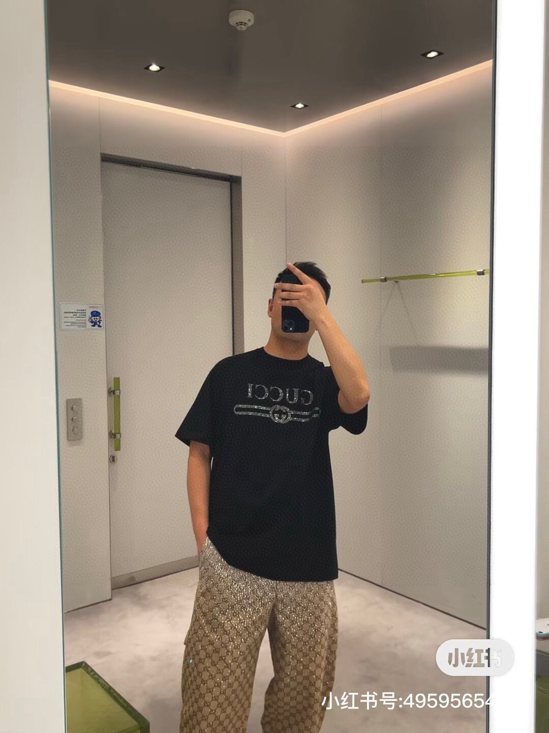  
Gucci 25春夏新品缀饰GUCCI互扣式双G水晶图案短袖T恤，采用定制80支双股丝光棉面料；黑色