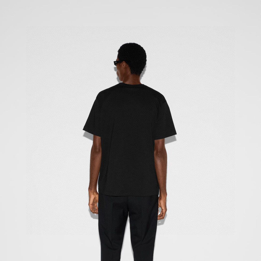  
Gucci 25春夏新品缀饰GUCCI互扣式双G水晶图案短袖T恤，采用定制80支双股丝光棉面料；黑色