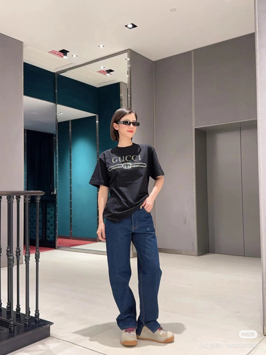  
Gucci 25春夏新品缀饰GUCCI互扣式双G水晶图案短袖T恤，采用定制80支双股丝光棉面料；黑色