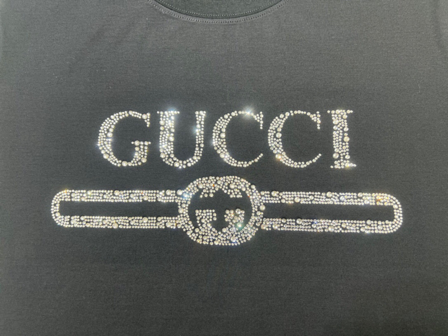  
Gucci 25春夏新品缀饰GUCCI互扣式双G水晶图案短袖T恤，采用定制80支双股丝光棉面料；黑色