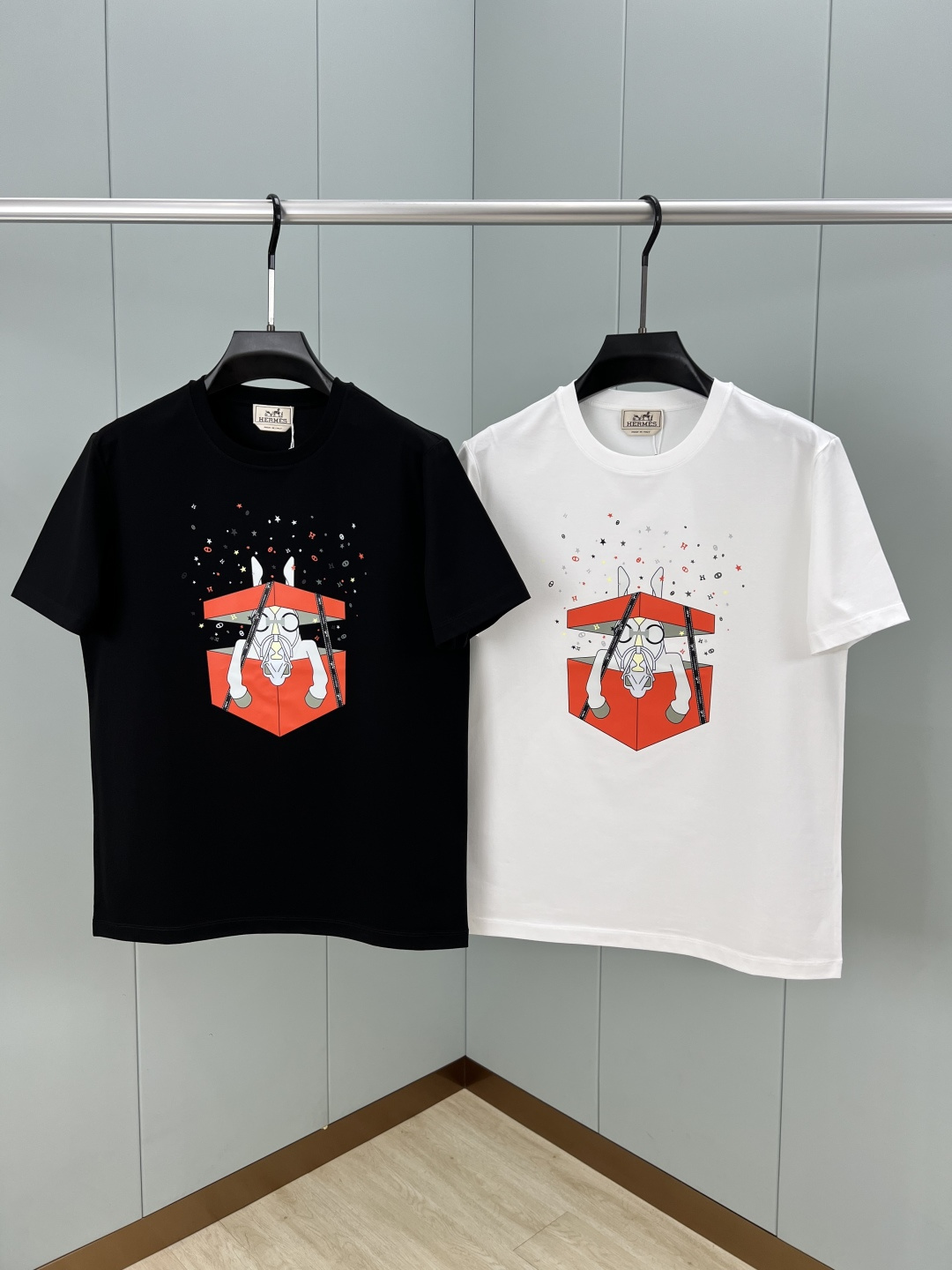  
Hermès.爱马仕 25春夏新品数码印花短袖T恤，定制80支双股丝光棉面料；黑色 白色 M-XXX