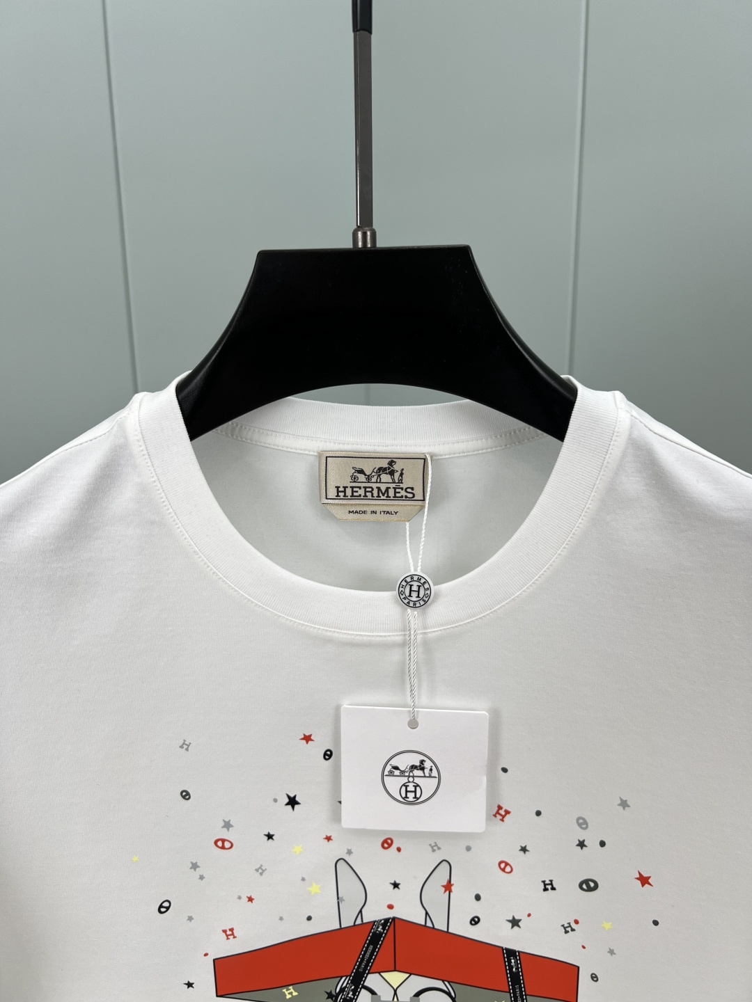  
Hermès.爱马仕 25春夏新品数码印花短袖T恤，定制80支双股丝光棉面料；黑色 白色 M-XXX