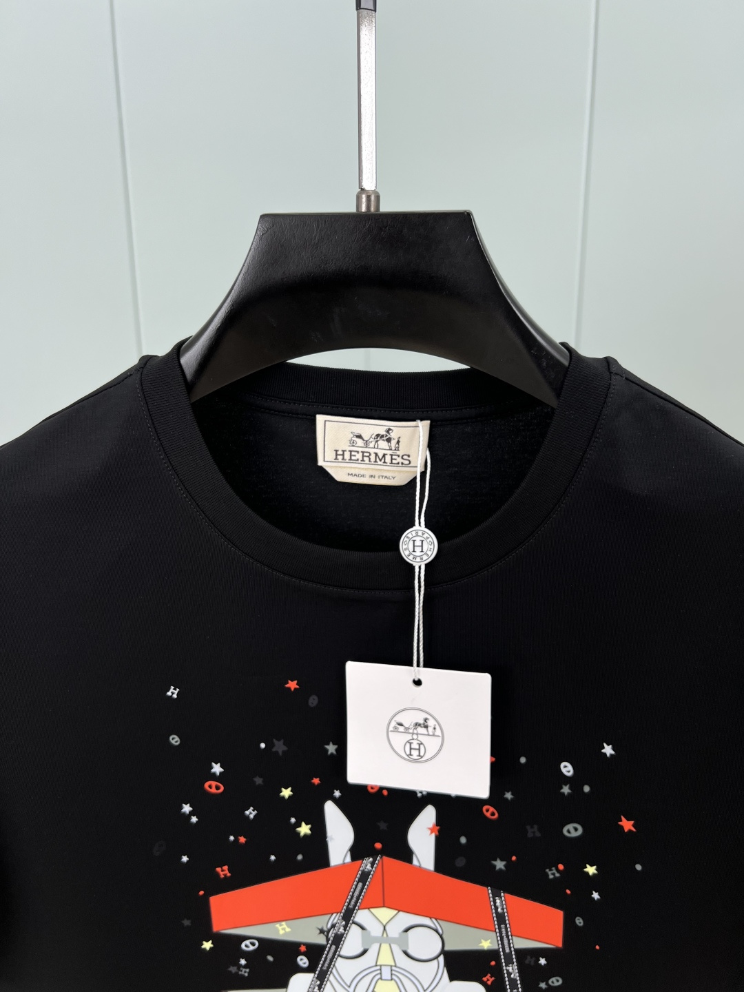  
Hermès.爱马仕 25春夏新品数码印花短袖T恤，定制80支双股丝光棉面料；黑色 白色 M-XXX