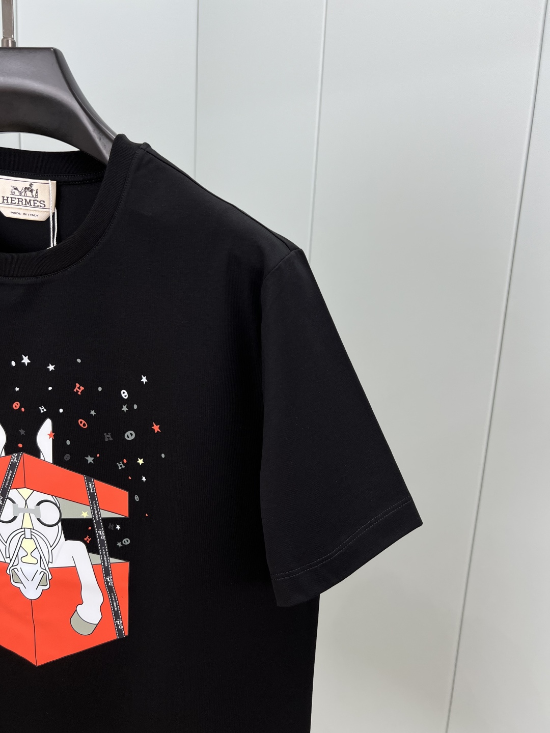  
Hermès.爱马仕 25春夏新品数码印花短袖T恤，定制80支双股丝光棉面料；黑色 白色 M-XXX