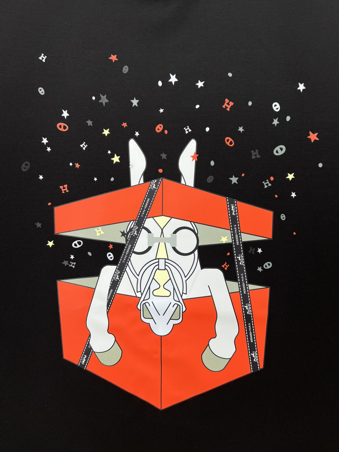  
Hermès.爱马仕 25春夏新品数码印花短袖T恤，定制80支双股丝光棉面料；黑色 白色 M-XXX