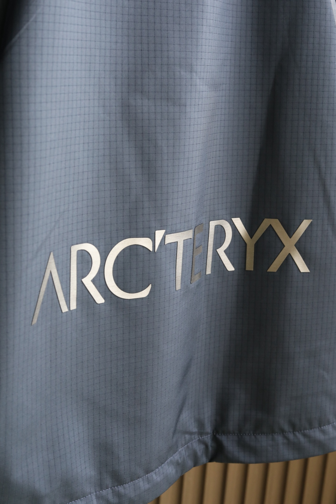  
Arc*t2025 最新秋冬系列
双色轻薄防水防风外套
精选轻薄图层面料，经纬线分明的材质结合科技镀