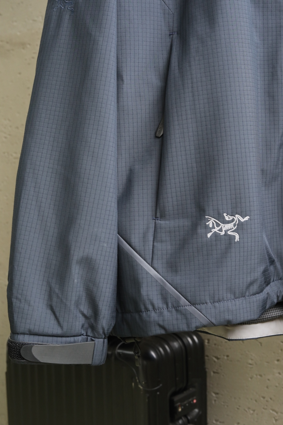  
Arc*t2025 最新秋冬系列
双色轻薄防水防风外套
精选轻薄图层面料，经纬线分明的材质结合科技镀