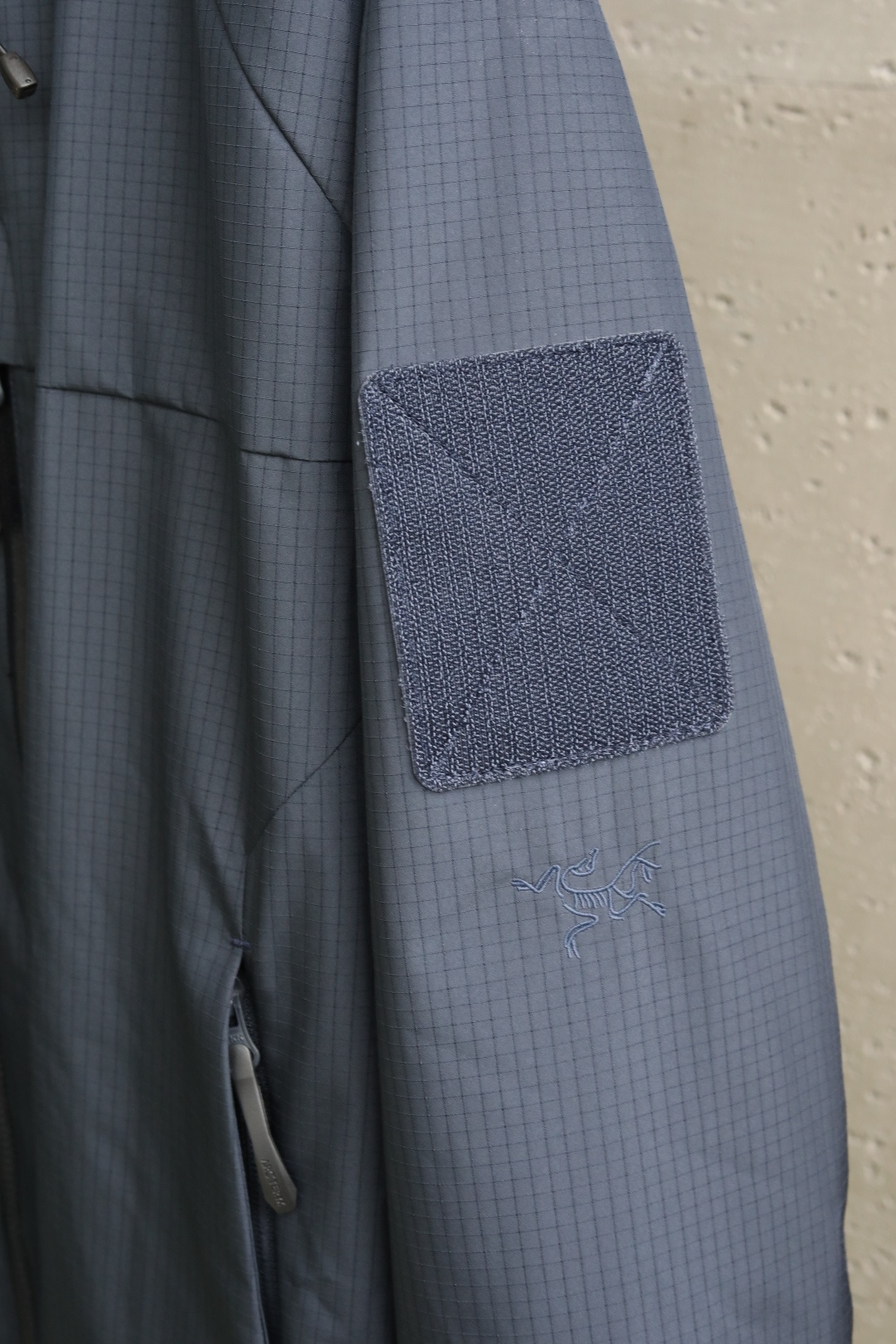  
Arc*t2025 最新秋冬系列
双色轻薄防水防风外套
精选轻薄图层面料，经纬线分明的材质结合科技镀