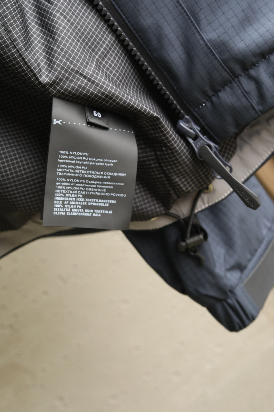  
Arc*t2025 最新秋冬系列
双色轻薄防水防风外套
精选轻薄图层面料，经纬线分明的材质结合科技镀