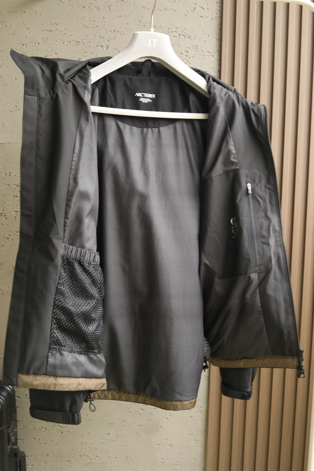  
Arc*t2025 最新秋冬系列
双色轻薄防水防风外套
精选轻薄图层面料，经纬线分明的材质结合科技镀