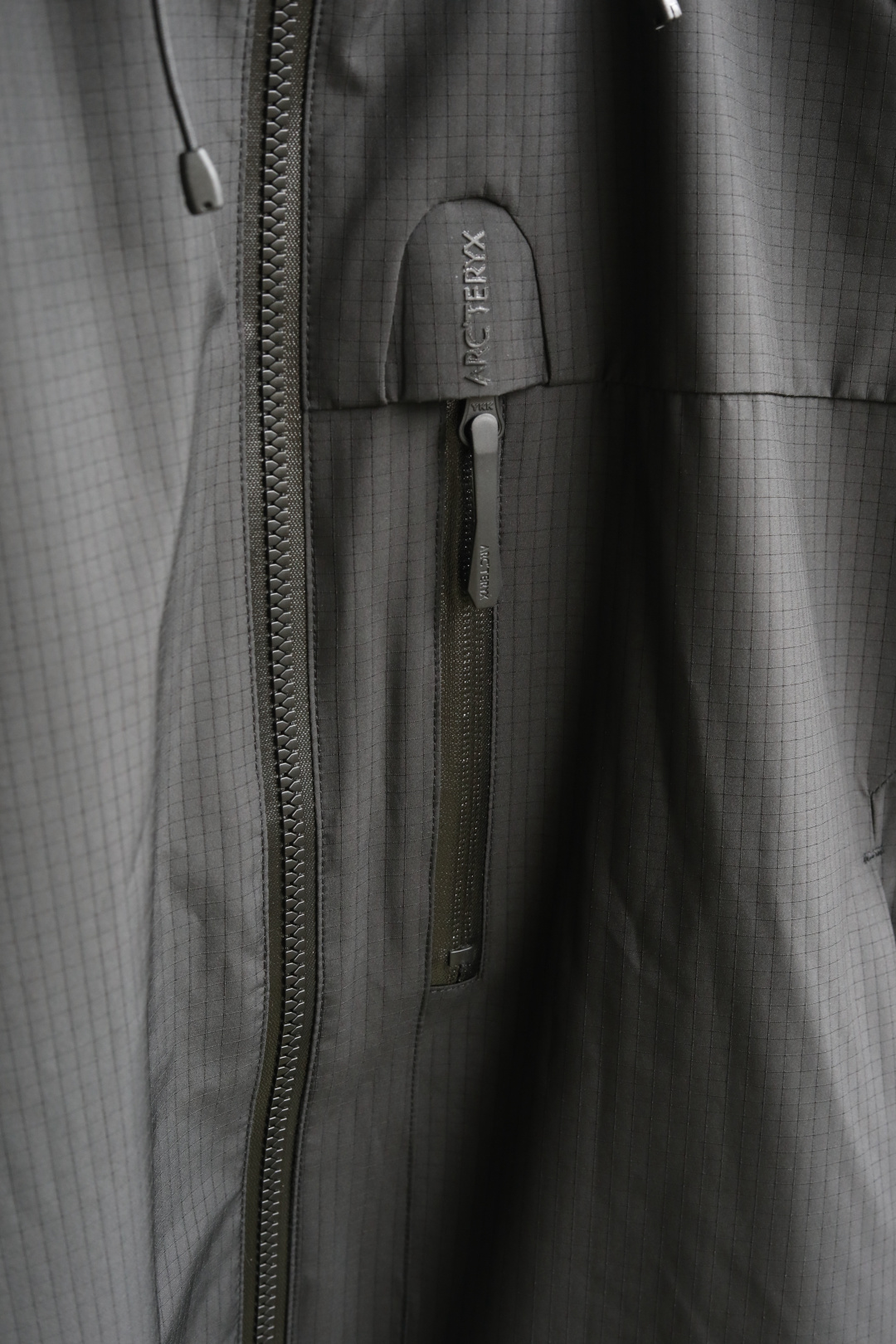  
Arc*t2025 最新秋冬系列
双色轻薄防水防风外套
精选轻薄图层面料，经纬线分明的材质结合科技镀