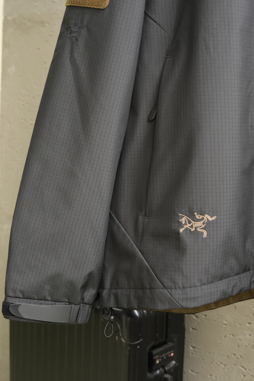  
Arc*t2025 最新秋冬系列
双色轻薄防水防风外套
精选轻薄图层面料，经纬线分明的材质结合科技镀