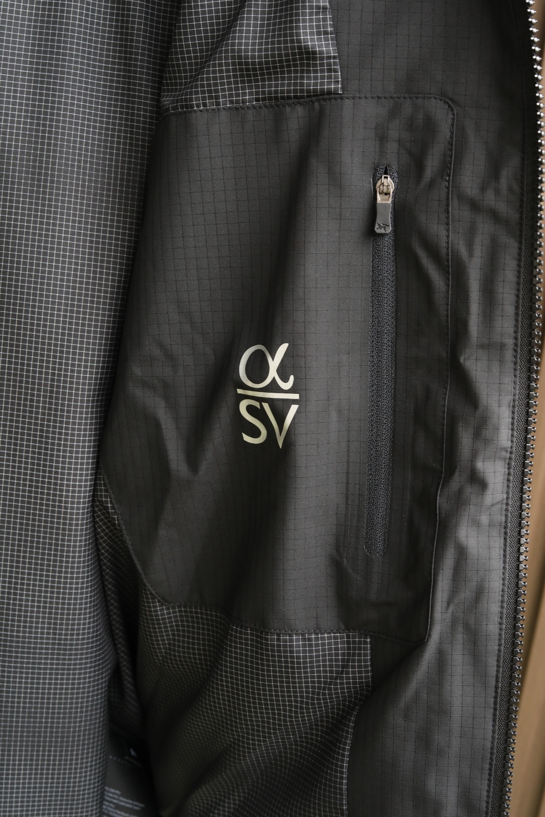  
Arc*t2025 最新秋冬系列
双色轻薄防水防风外套
精选轻薄图层面料，经纬线分明的材质结合科技镀