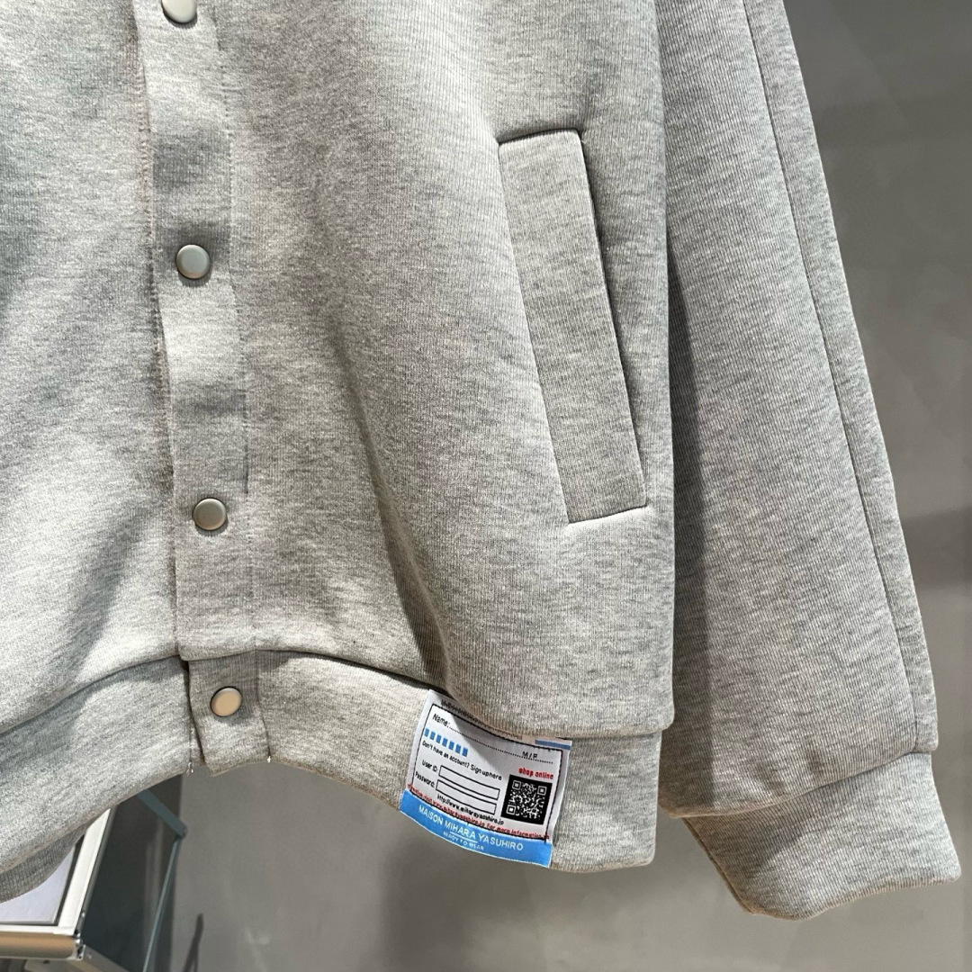  
YMM🌟秋冬新款假两件拼接牛仔衬衫卫衣🆕采用优质面料，具有质感，超级时尚洋气！码数：M-2XL男女同