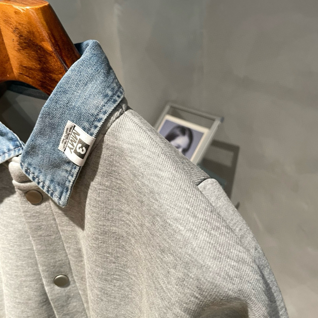  
YMM🌟秋冬新款假两件拼接牛仔衬衫卫衣🆕采用优质面料，具有质感，超级时尚洋气！码数：M-2XL男女同