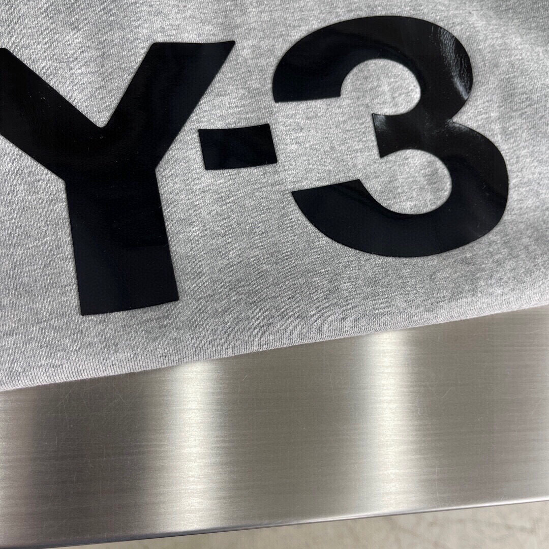 
Y-3 新款连帽卫衣，面料采用顶级原版精梳棉面料，胶印logo工艺，顶级的做工，高端品质
尺码S-XL