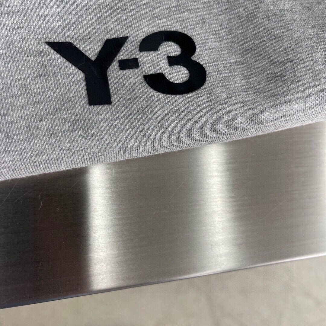 
Y-3 新款连帽卫衣，面料采用顶级原版精梳棉面料，胶印logo工艺，顶级的做工，高端品质
尺码S-XL