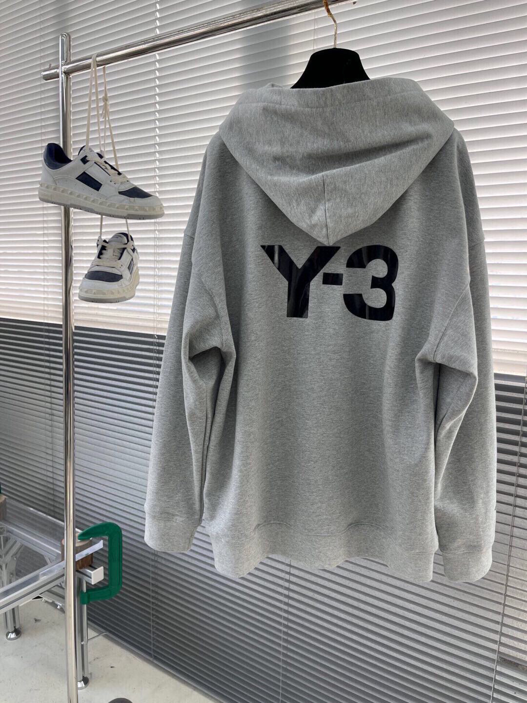 
Y-3 新款连帽卫衣，面料采用顶级原版精梳棉面料，胶印logo工艺，顶级的做工，高端品质
尺码S-XL