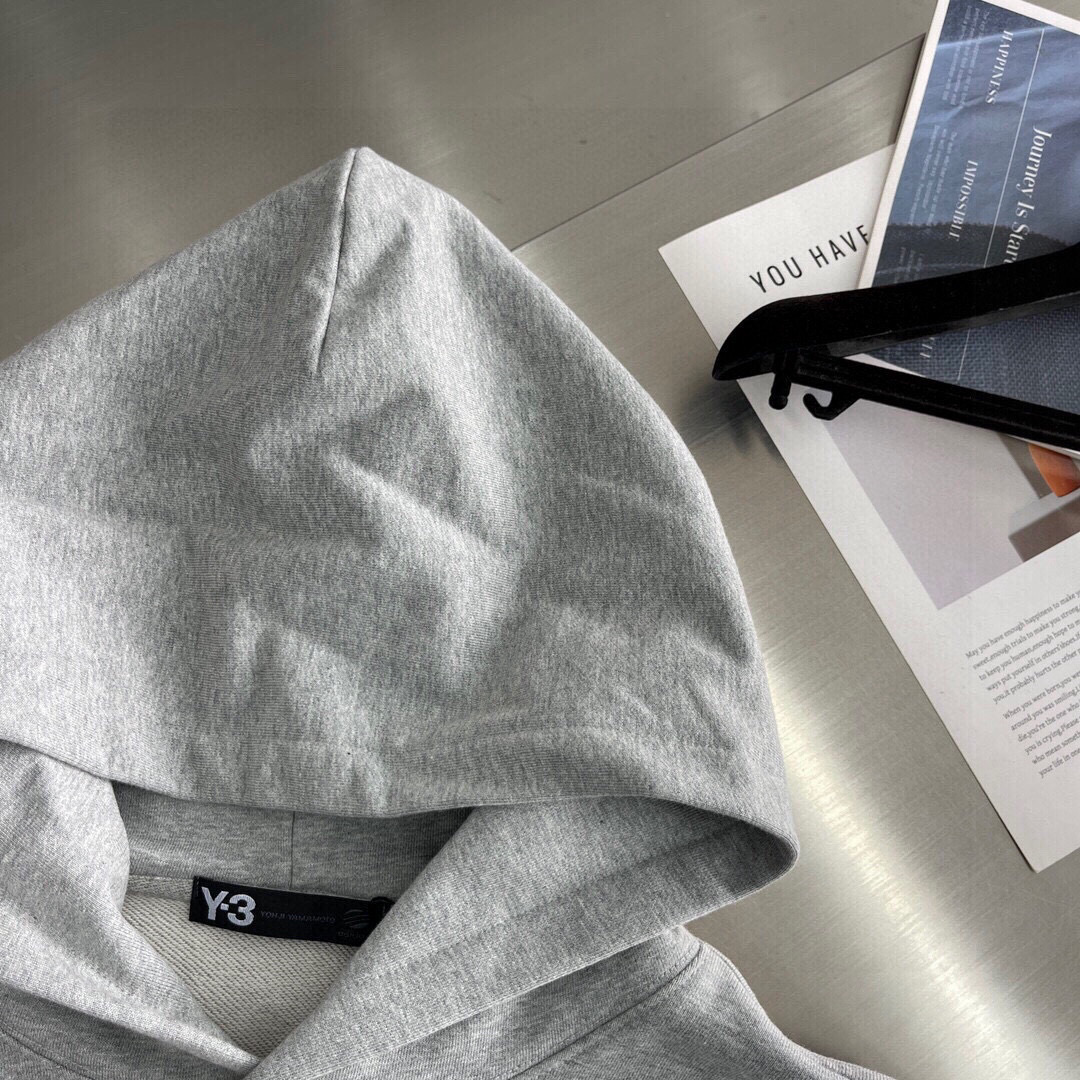 
Y-3 新款连帽卫衣，面料采用顶级原版精梳棉面料，胶印logo工艺，顶级的做工，高端品质
尺码S-XL