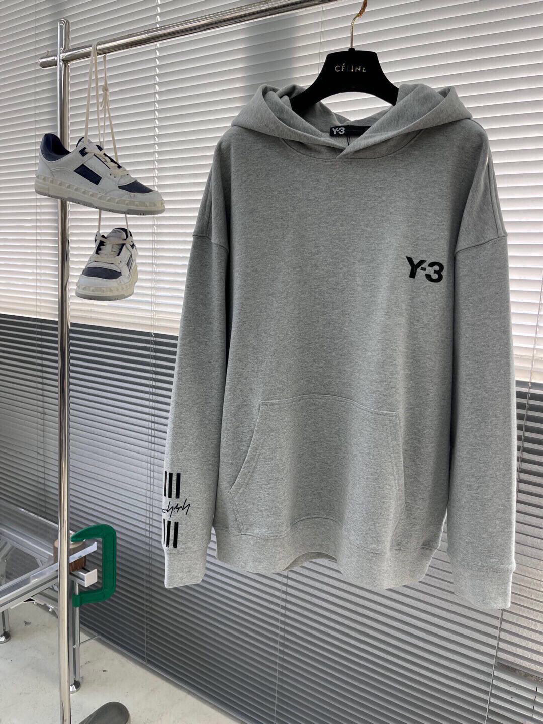 
Y-3 新款连帽卫衣，面料采用顶级原版精梳棉面料，胶印logo工艺，顶级的做工，高端品质
尺码S-XL