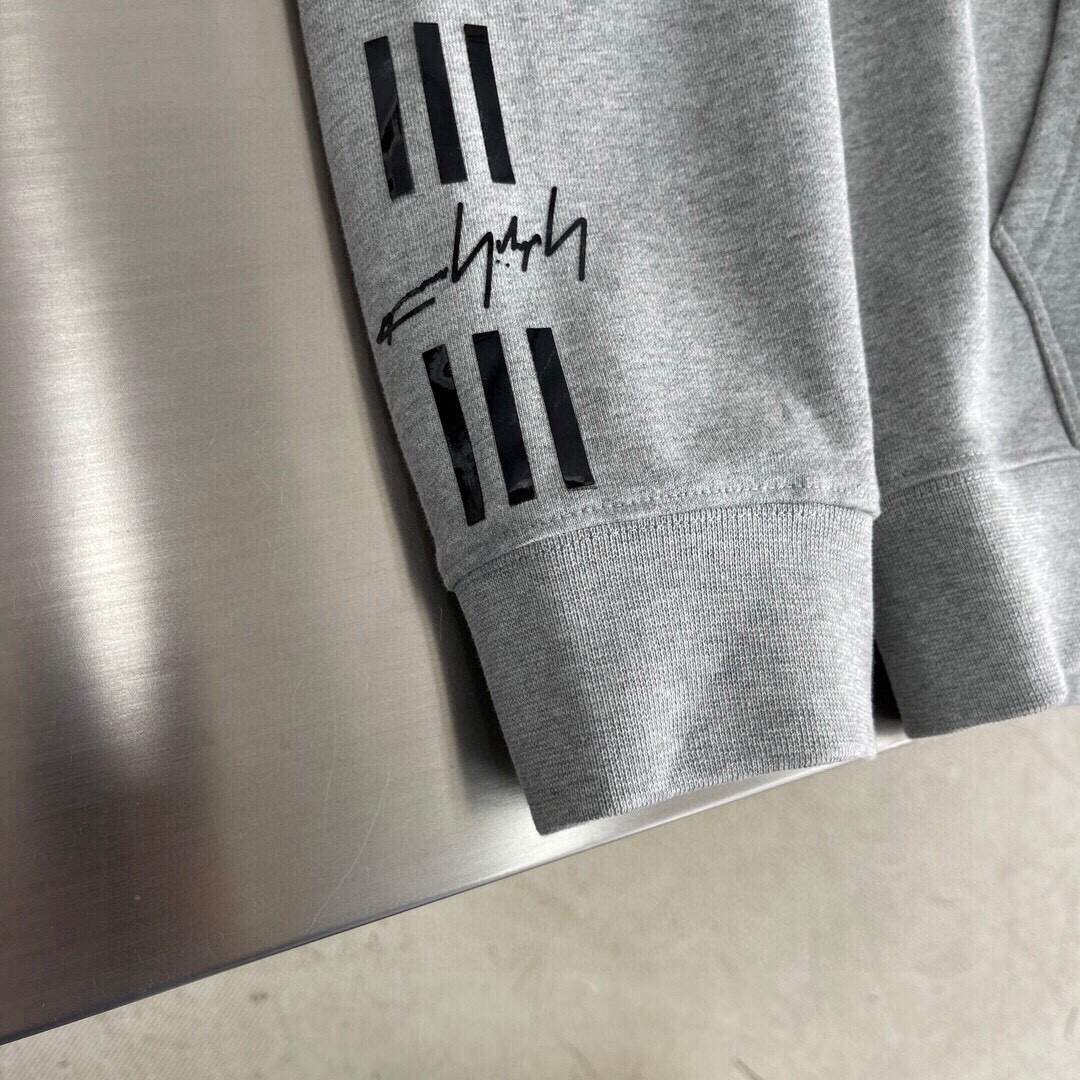 
Y-3 新款连帽卫衣，面料采用顶级原版精梳棉面料，胶印logo工艺，顶级的做工，高端品质
尺码S-XL