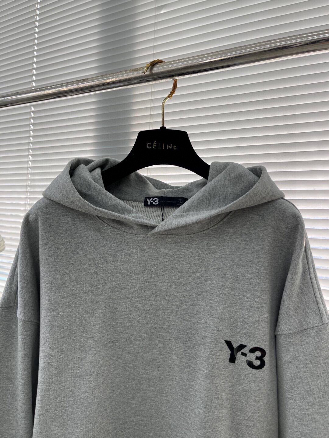 
Y-3 新款连帽卫衣，面料采用顶级原版精梳棉面料，胶印logo工艺，顶级的做工，高端品质
尺码S-XL