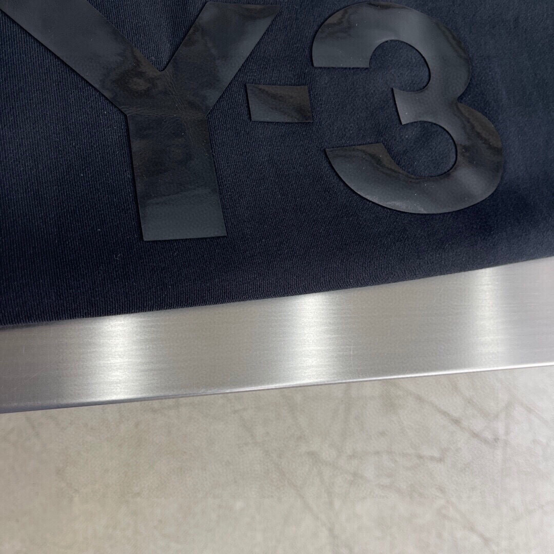 
Y-3 新款连帽卫衣，面料采用顶级原版精梳棉面料，胶印logo工艺，顶级的做工，高端品质
尺码S-XL