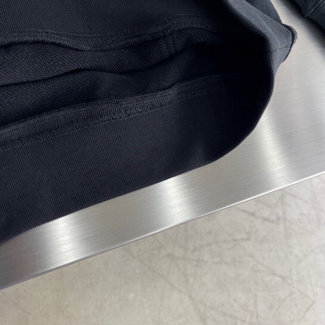 
Y-3 新款连帽卫衣，面料采用顶级原版精梳棉面料，胶印logo工艺，顶级的做工，高端品质
尺码S-XL