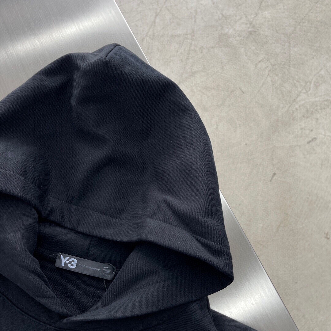 
Y-3 新款连帽卫衣，面料采用顶级原版精梳棉面料，胶印logo工艺，顶级的做工，高端品质
尺码S-XL