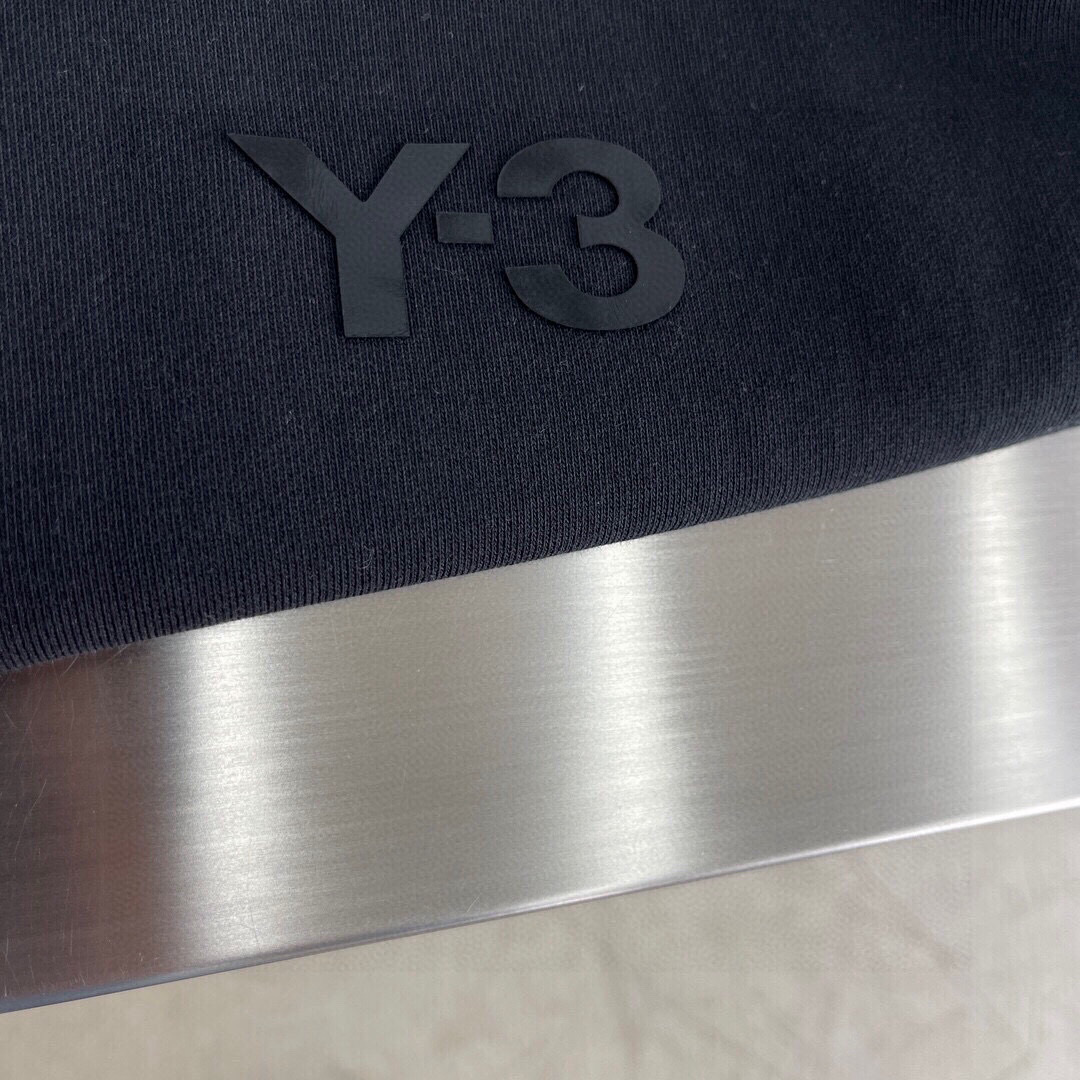 
Y-3 新款连帽卫衣，面料采用顶级原版精梳棉面料，胶印logo工艺，顶级的做工，高端品质
尺码S-XL