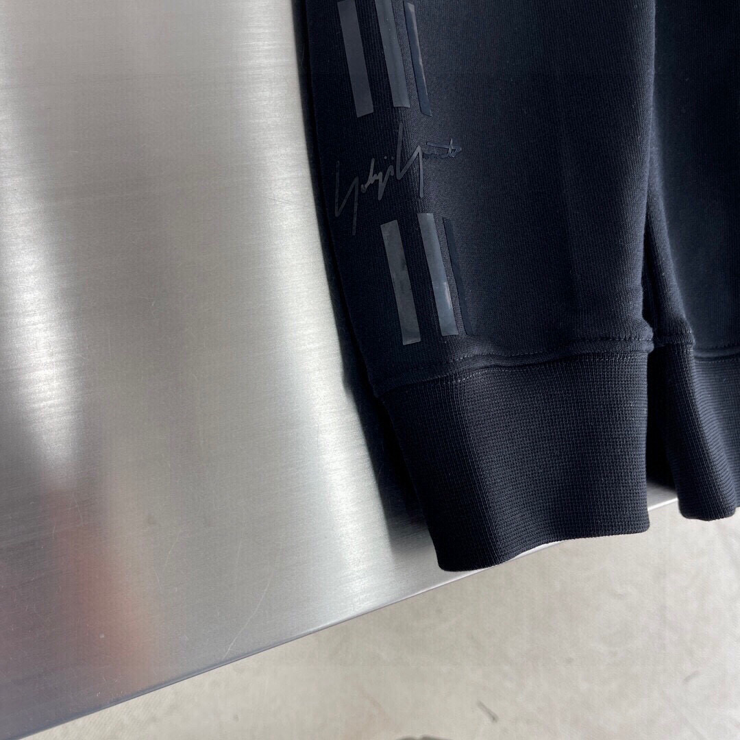 
Y-3 新款连帽卫衣，面料采用顶级原版精梳棉面料，胶印logo工艺，顶级的做工，高端品质
尺码S-XL