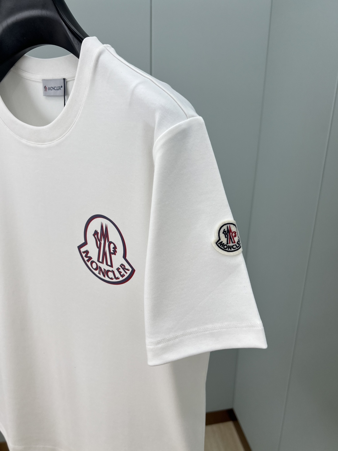 
Moncler.蒙口 25秋冬新品重影拼色印花logo加厚面料短袖T恤，左袖饰有经典羊毛刺绣小标点缀，