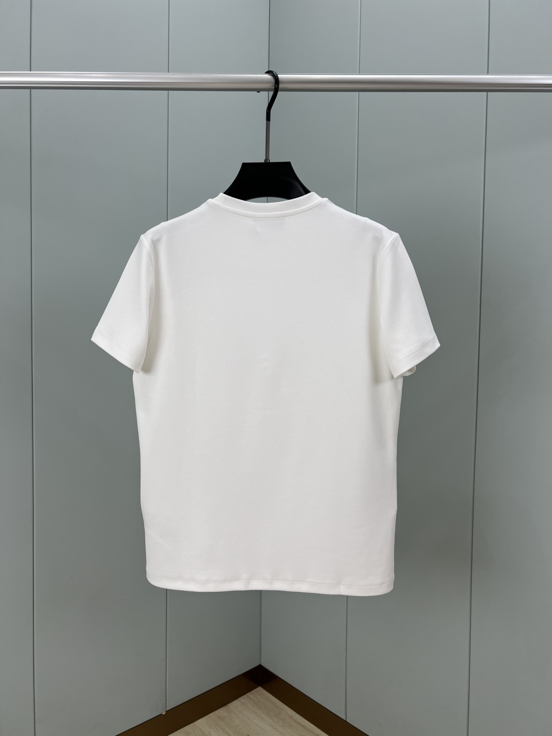 
Moncler.蒙口 25秋冬新品重影拼色印花logo加厚面料短袖T恤，左袖饰有经典羊毛刺绣小标点缀，