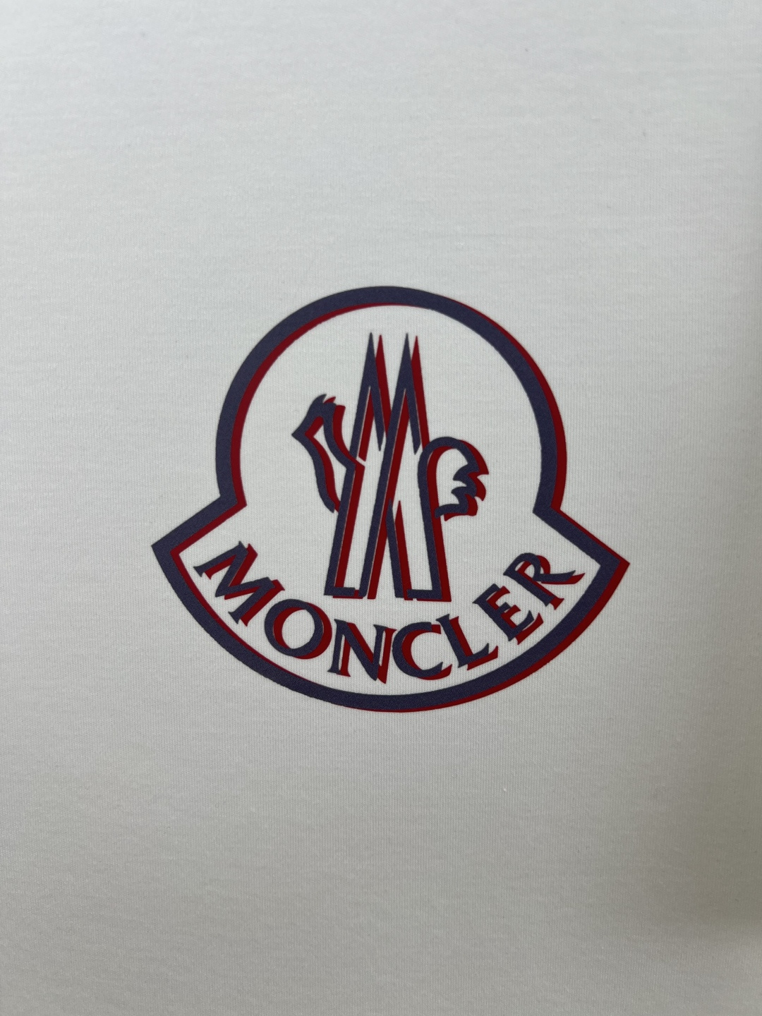 
Moncler.蒙口 25秋冬新品重影拼色印花logo加厚面料短袖T恤，左袖饰有经典羊毛刺绣小标点缀，