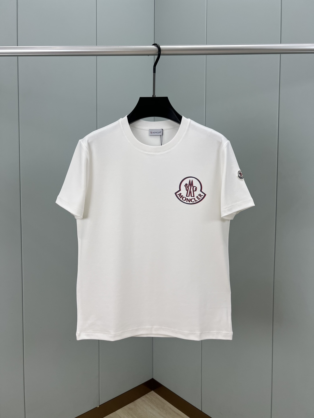 
Moncler.蒙口 25秋冬新品重影拼色印花logo加厚面料短袖T恤，左袖饰有经典羊毛刺绣小标点缀，