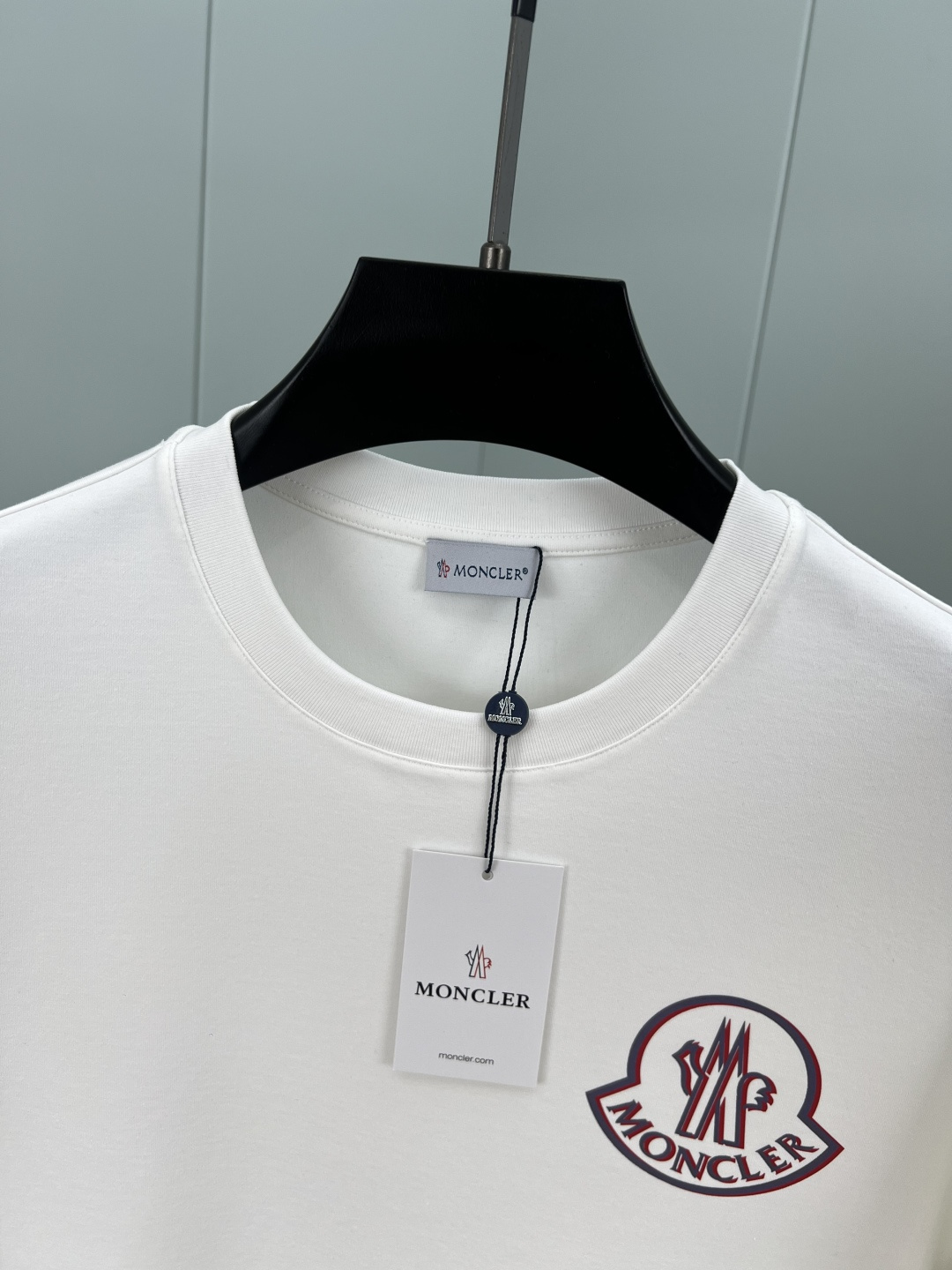 
Moncler.蒙口 25秋冬新品重影拼色印花logo加厚面料短袖T恤，左袖饰有经典羊毛刺绣小标点缀，