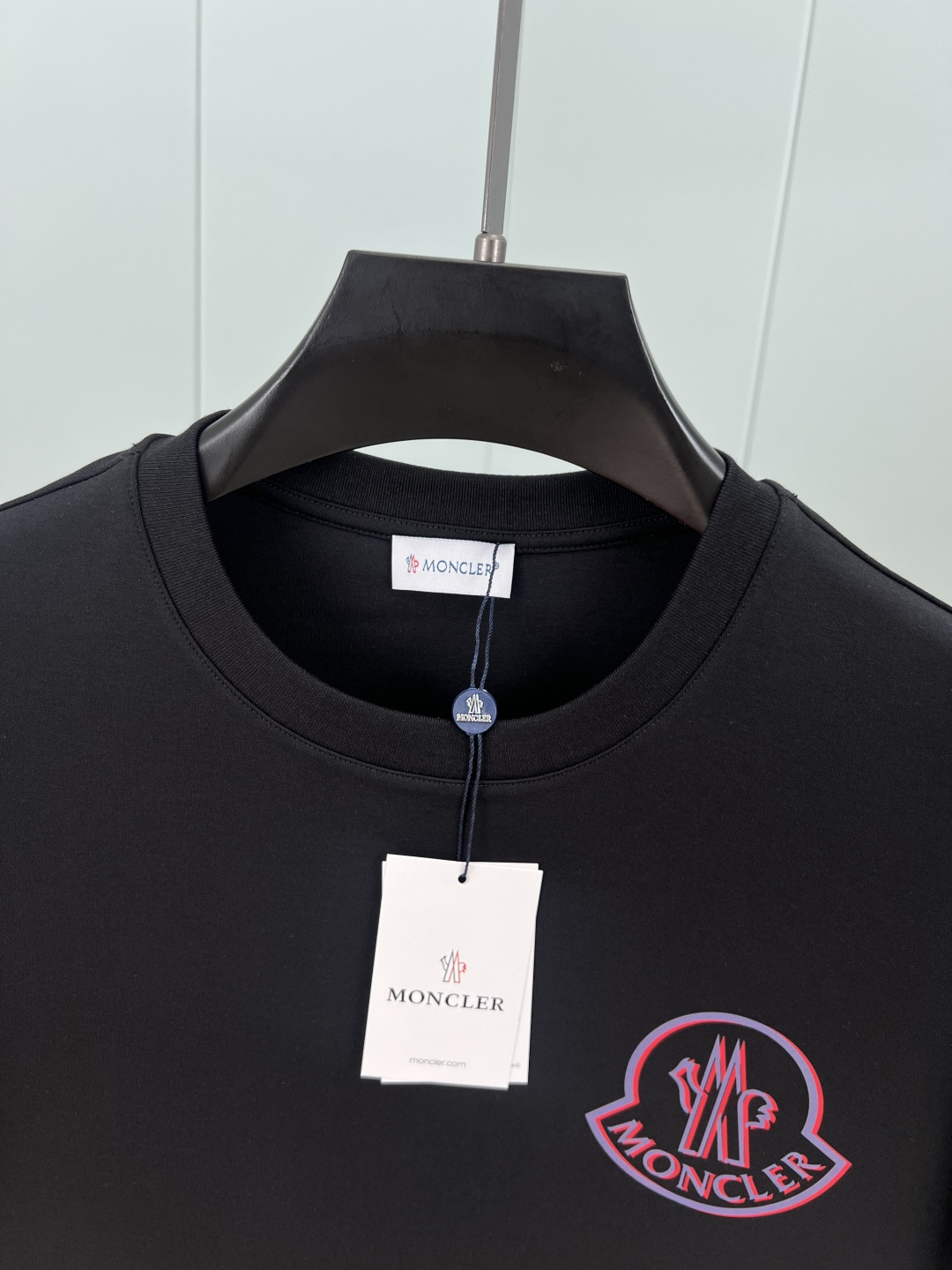 
Moncler.蒙口 25秋冬新品重影拼色印花logo加厚面料短袖T恤，左袖饰有经典羊毛刺绣小标点缀，