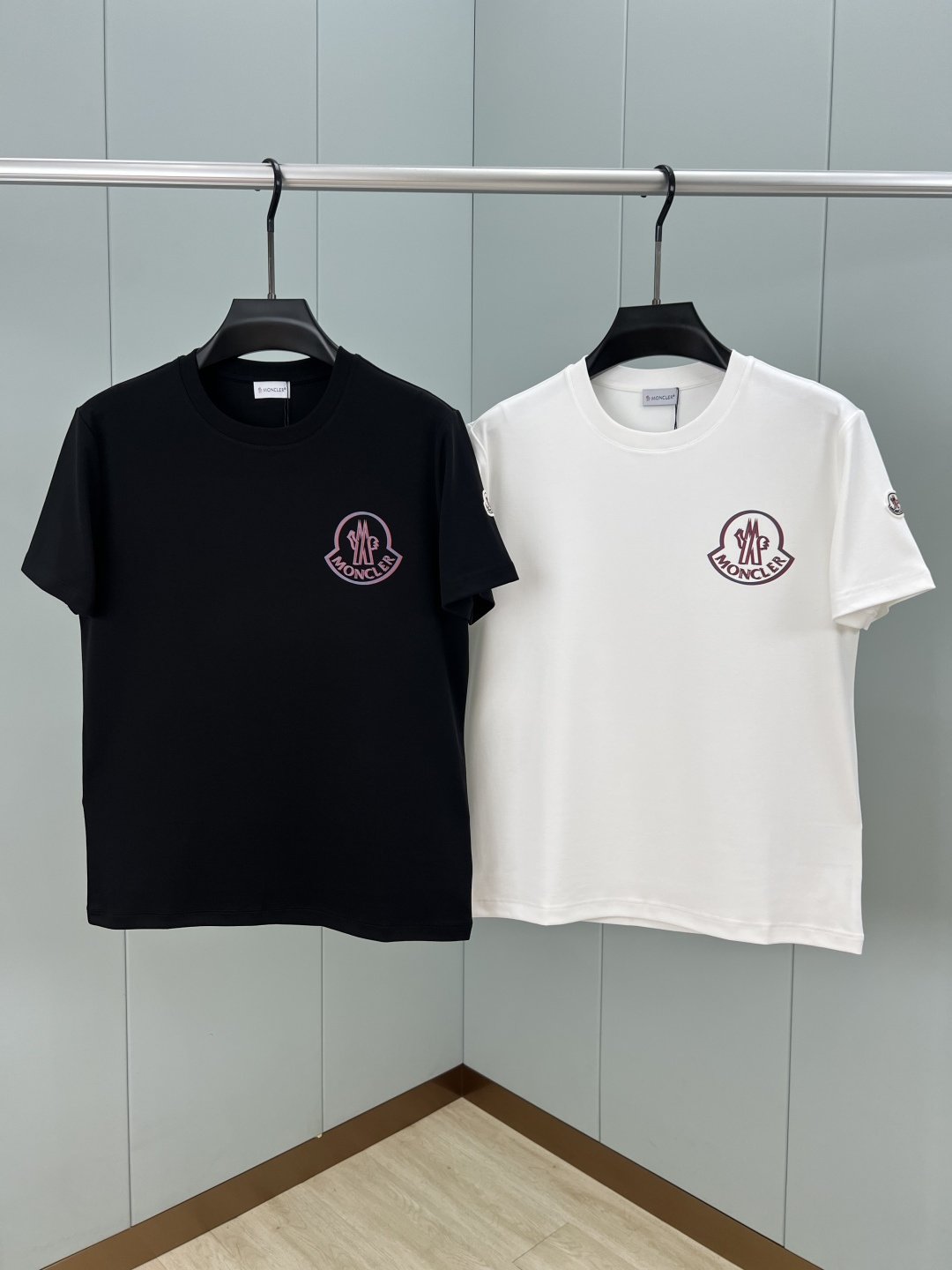 
Moncler.蒙口 25秋冬新品重影拼色印花logo加厚面料短袖T恤，左袖饰有经典羊毛刺绣小标点缀，