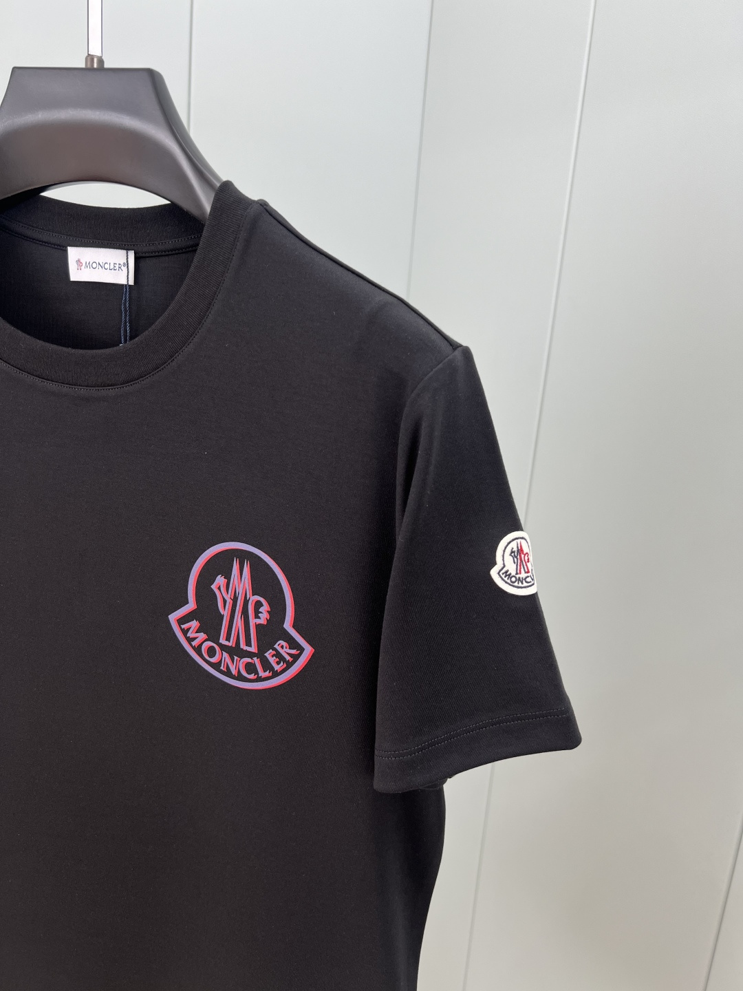 
Moncler.蒙口 25秋冬新品重影拼色印花logo加厚面料短袖T恤，左袖饰有经典羊毛刺绣小标点缀，