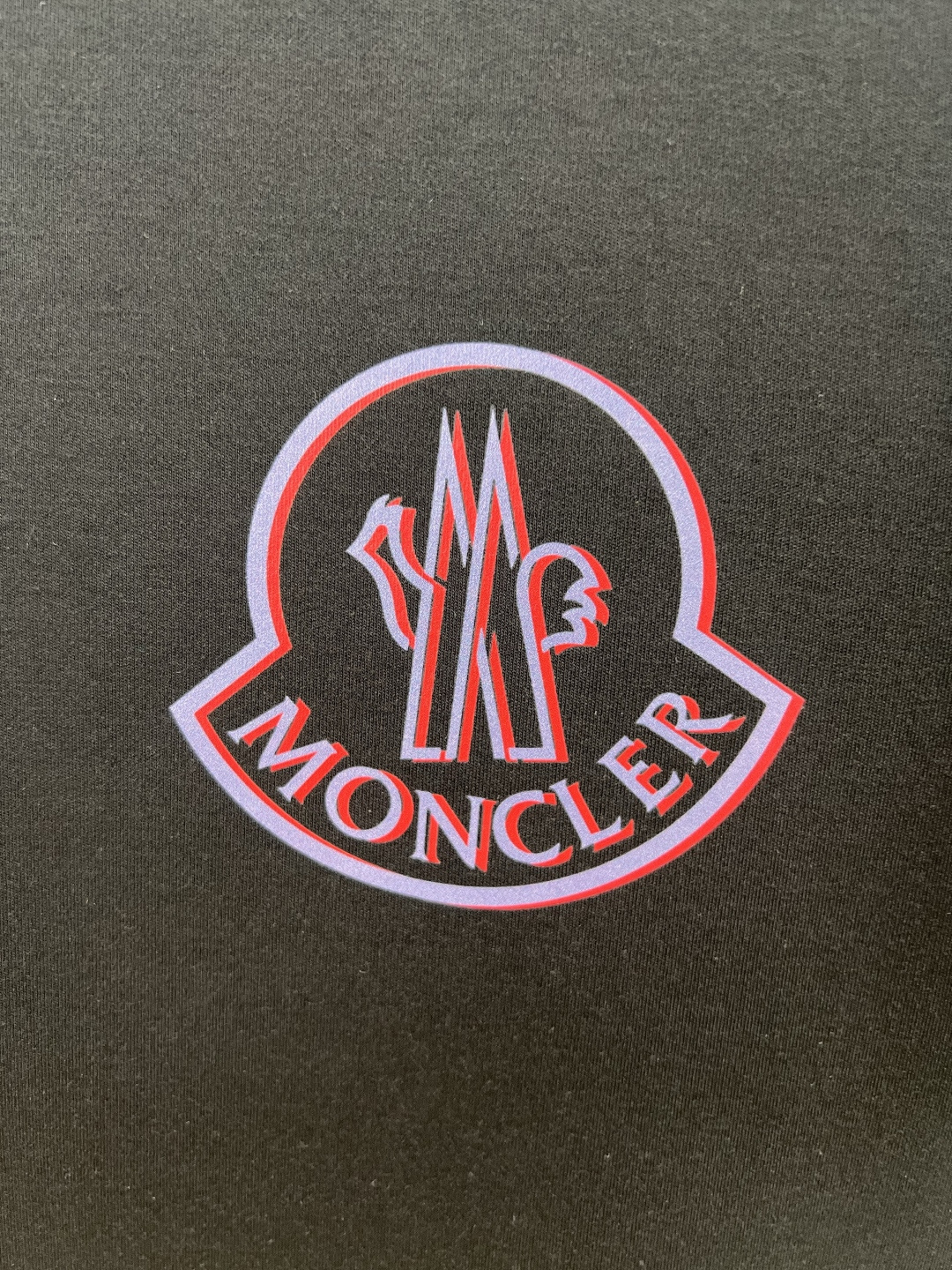 
Moncler.蒙口 25秋冬新品重影拼色印花logo加厚面料短袖T恤，左袖饰有经典羊毛刺绣小标点缀，