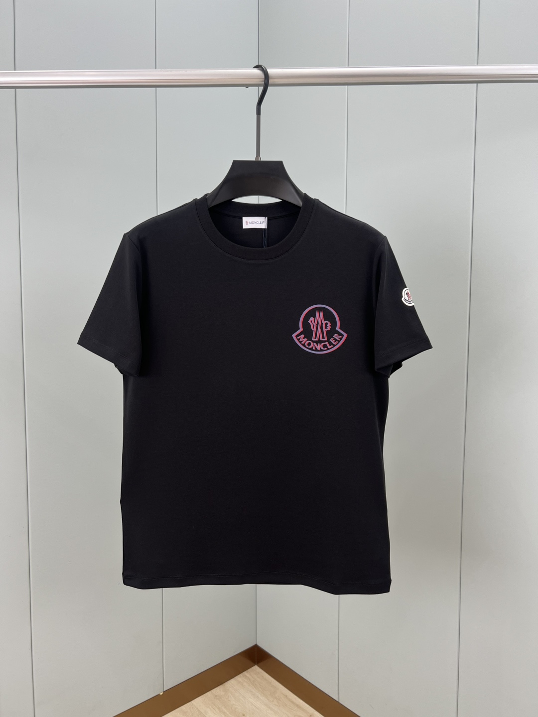 
Moncler.蒙口 25秋冬新品重影拼色印花logo加厚面料短袖T恤，左袖饰有经典羊毛刺绣小标点缀，