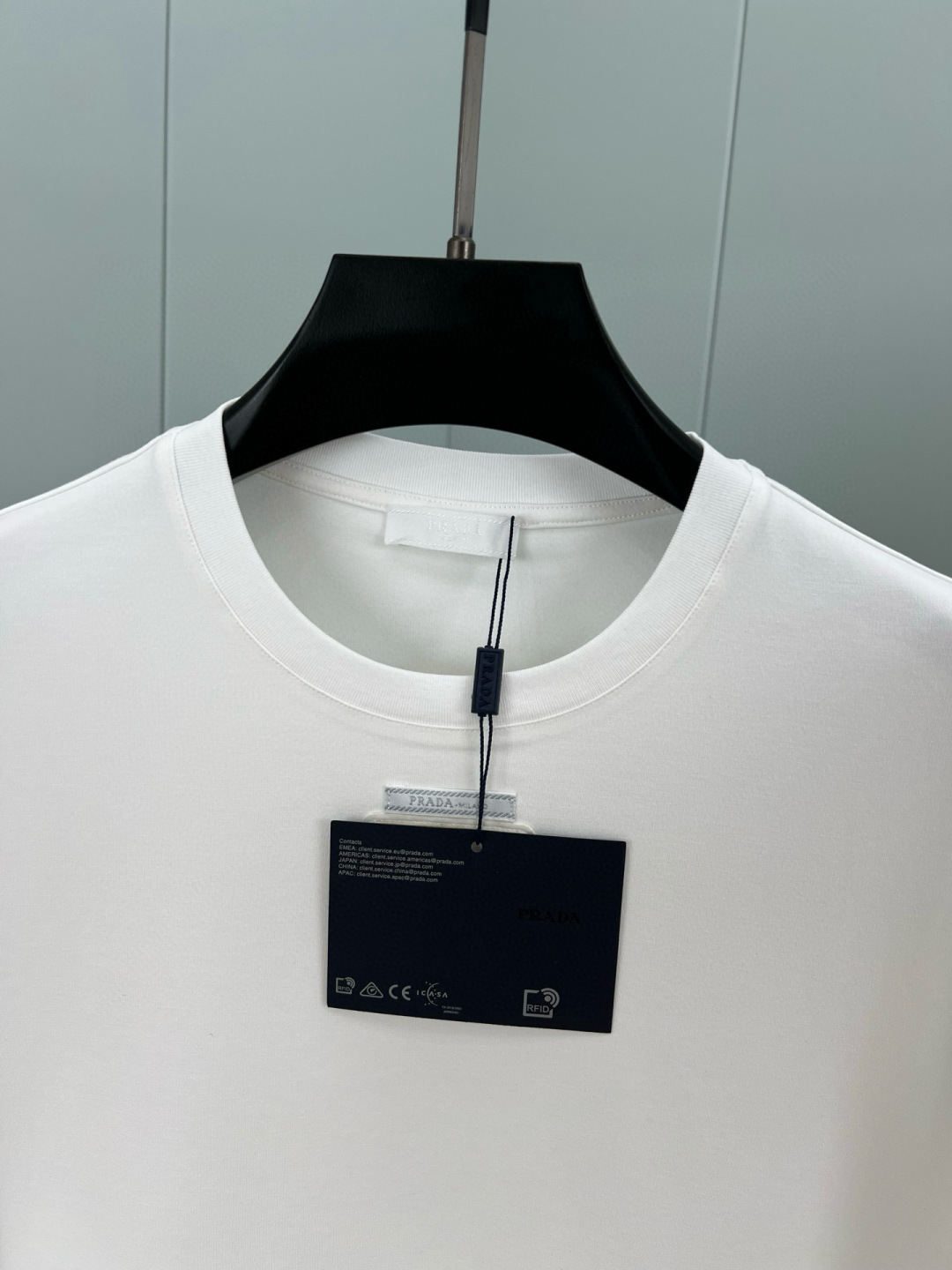  
Prada.普拉达 25秋冬新品三角形贴布徽标&缝制标签棉质长袖T恤衫，正面领口装饰有标志性的三角形