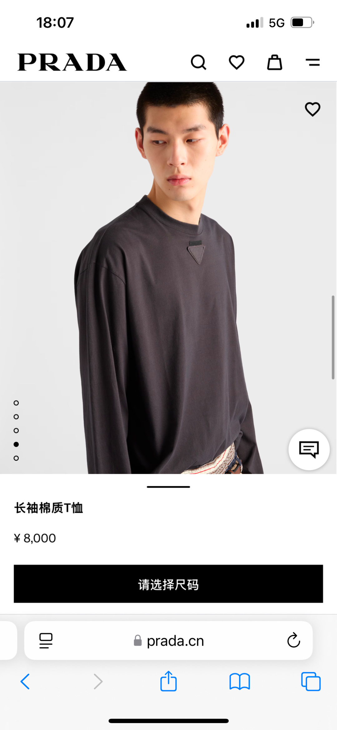  
Prada.普拉达 25秋冬新品三角形贴布徽标&缝制标签棉质长袖T恤衫，正面领口装饰有标志性的三角形