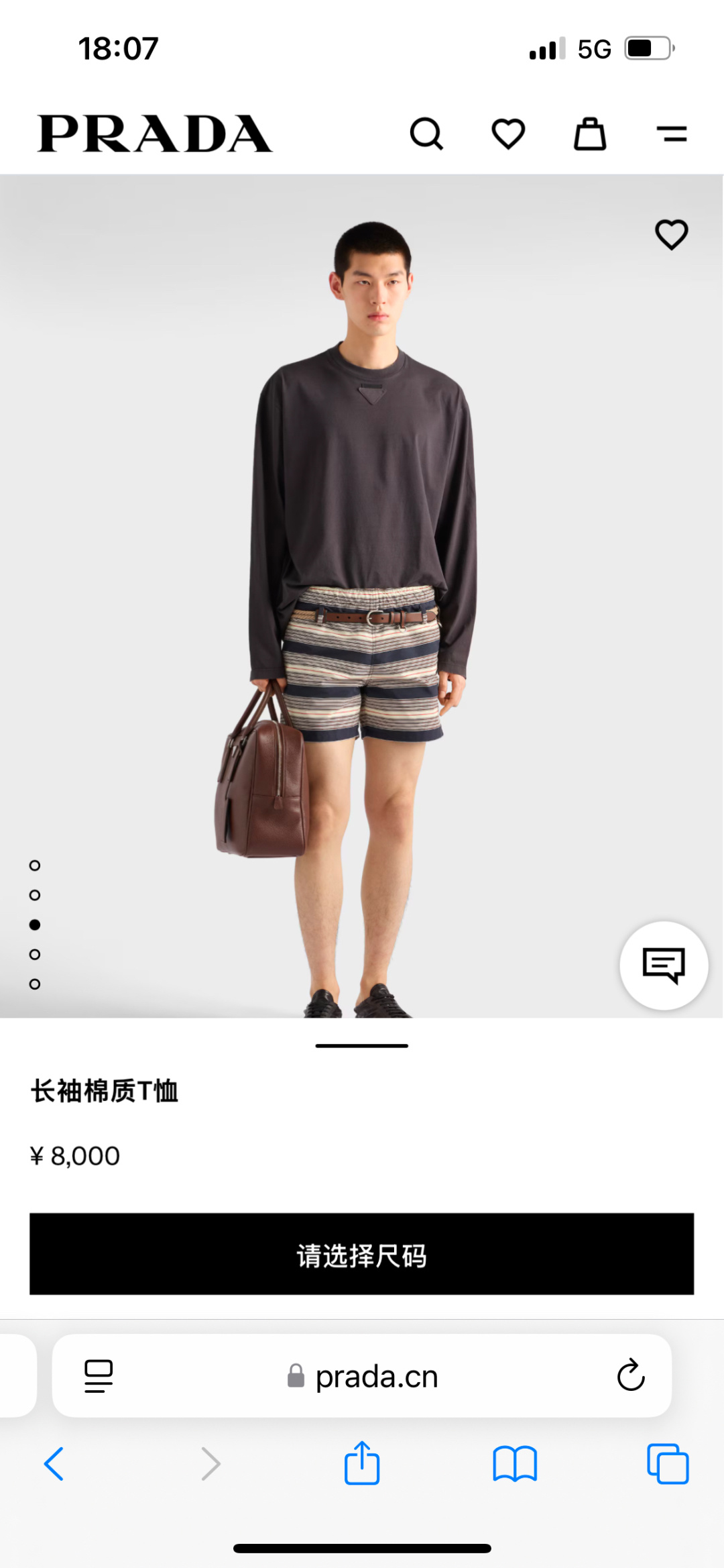  
Prada.普拉达 25秋冬新品三角形贴布徽标&缝制标签棉质长袖T恤衫，正面领口装饰有标志性的三角形