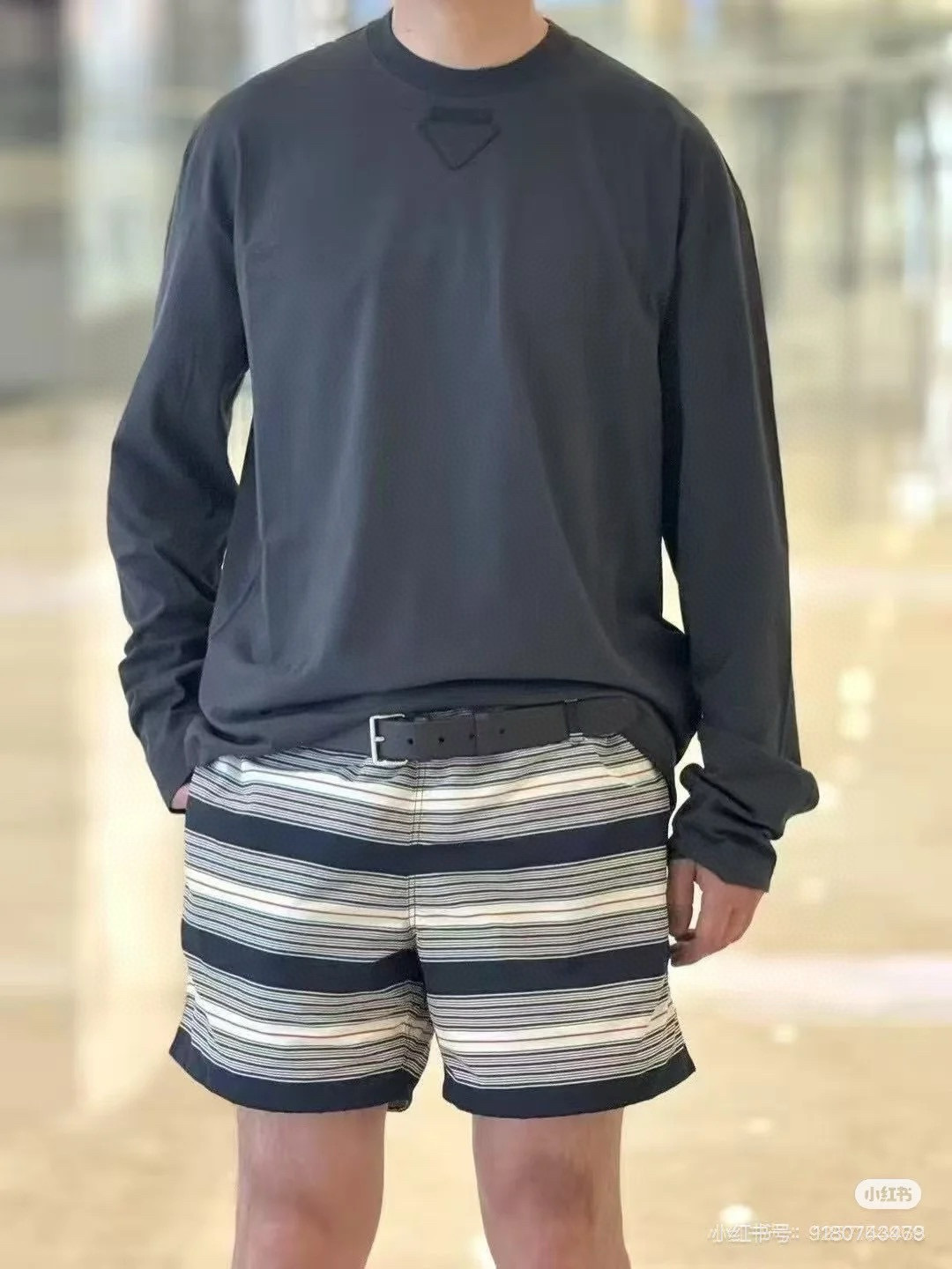  
Prada.普拉达 25秋冬新品三角形贴布徽标&缝制标签棉质长袖T恤衫，正面领口装饰有标志性的三角形