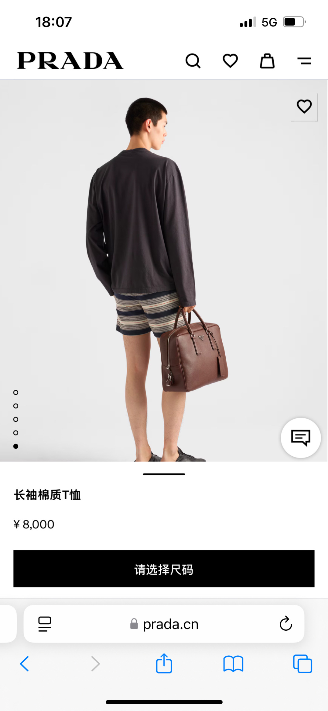  
Prada.普拉达 25秋冬新品三角形贴布徽标&缝制标签棉质长袖T恤衫，正面领口装饰有标志性的三角形