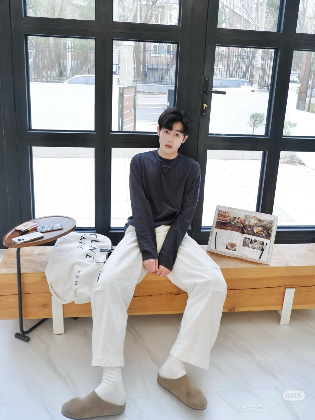  
Prada.普拉达 25秋冬新品三角形贴布徽标&缝制标签棉质长袖T恤衫，正面领口装饰有标志性的三角形